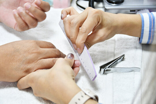 Limado de u&ntilde;as para hacer una manicura en el sal&oacute;n de Belleza.