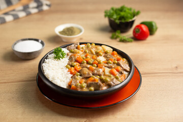 estofado de res emplatado , (gulash) res guisada
