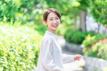 新緑と笑顔の女性