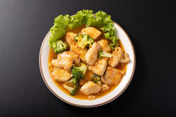 鶏肉とブロッコリーのチリソース煮