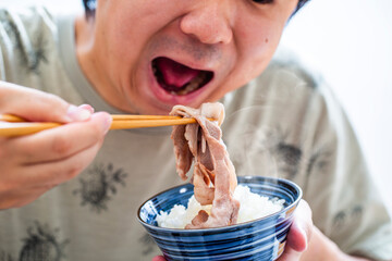肉を食べる男