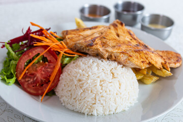 PECHUGA A LA PLANCHA CON ENSALADA SALUDABLE