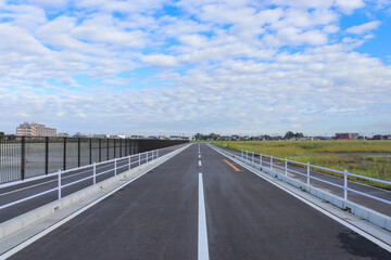 郊外の道路のイメージ