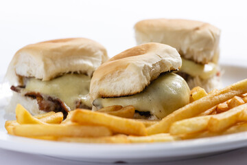 Porção de lanche de hamburguer com queijo mussarela e batata frita