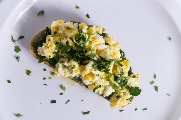 Brunch de ovo com salada servido em um prato branco com fundo branco