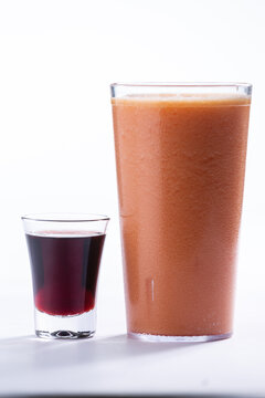 Drink de frutas mistas em um fundo branco