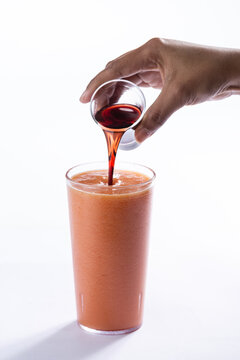 Drink de frutas mistas em um fundo branco