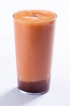 Drink de frutas mistas em um fundo branco