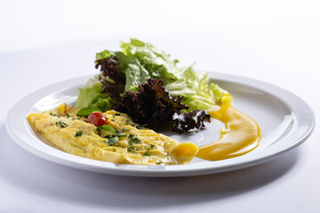 Omelete com queijo molho e salada