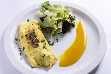 Omelete com champignon e salada