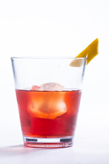 Drink vermelho com pedra de gelo e raspa de limão