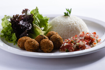 Croquete com arroz, vinagrete e salada