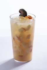 Bebida de Caju em fundo branco