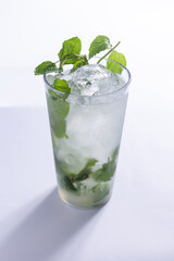 Drink refrescante de limão com manjericão em um fundo branco