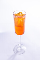 Drink laranja servido em taça em um fundo branco