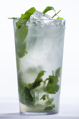 Drink de limão com manjericão em um fundo branco