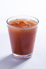 Suco de tomate em fundo branco