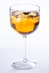 Drink de gin em um fundo branco