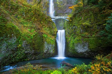  Autumn Majesty: Multnomah Falls in Oregon, USA, Bedecked in Vibrant Colors, Presented in Breathtaking 4K Resolution