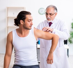 Obraz premium Young male patient visiting experienced doctor