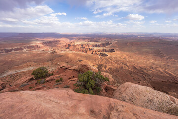 Fototapeta na wymiar hiking the grand view point trail in the island in the sky in canyonlands national park, usa