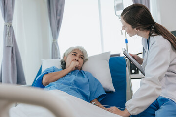Obraz premium Friendly professional female doctor meeting an elderly patient on a hospital bed the concept of caring for the elderly.