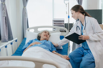 Obraz premium Friendly professional female doctor meeting an elderly patient on a hospital bed the concept of caring for the elderly.