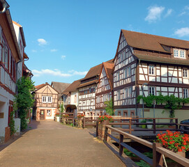 Historische Altstadt von Annweiler am Trifels mit Fachwerkhäusern und dem Fluss Queich an der...
