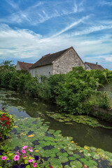Fototapeta na wymiar Chablis, small city in Burgundy, typical houses on the river 