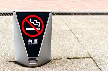 屋外の通路に喫煙禁止看板が設置されている風景