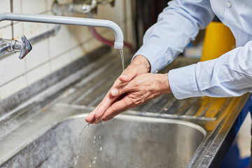 Mann wäscht sich die Hände