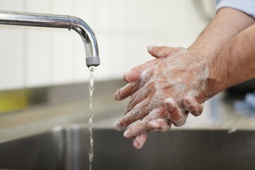 Mann wäscht sich die Hände