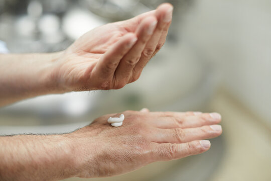 Arbeiter verwendet Creme