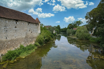 Fototapeta na wymiar Chablis, small city in Burgundy, typical houses on the river 