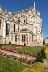Fototapeta na wymiar Jardin au pied de la Cathédrale Notre-Dame de Saint-Omer
