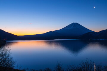 夜明けの富士山　山梨県身延町本栖湖にて