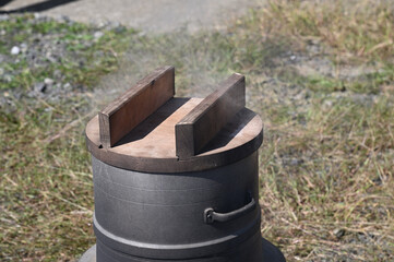 Fototapeta premium かまどに火を入れ屋外で炊飯