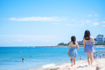 Obraz premium 真夏の海水浴を楽しむ女性たち：AI生成画像