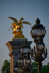 Fototapeta na wymiar Farolas en el puente Alexandre III, París