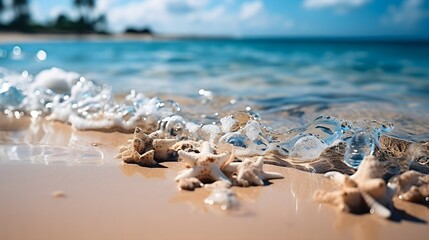 Vacanze da Sogno: Luce Solare Riflessa sulle Acque Cristalline di una Spiaggia Tropicale