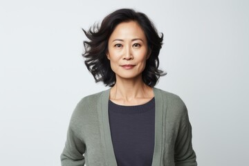 Obraz premium Portrait of a smiling asian woman looking at camera over white background