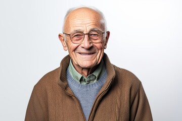 Obraz premium Portrait of a smiling senior man with glasses on a white background