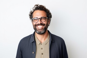 Obraz premium Portrait of a handsome young man wearing glasses and smiling at the camera