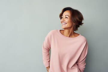 Obraz premium Portrait of smiling african american woman standing against grey background