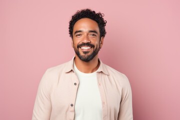 Obraz premium Portrait of a happy african american man over pink background