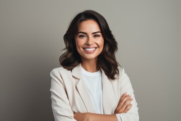 Obraz premium Portrait photography of a happy Saudi Arabian woman in her 30s wearing a chic cardigan against a minimalist or empty room background 