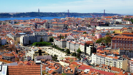 schönes Panorama über Lissabon bis zum Fluss Tejo vom Aussichtspunkt   "Nossa Senhora Do Monte" 