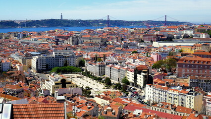Obraz premium schönes Panorama über Lissabon bis zum Fluss Tejo vom Aussichtspunkt 