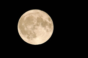 full moon appearance in the night sky, the moon's incomplete full moon phase,