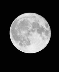 full moon appearance in the night sky, the moon's incomplete full moon phase,